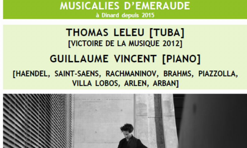 Un orchestre classique jouant sur scène dans une salle de concert élégante